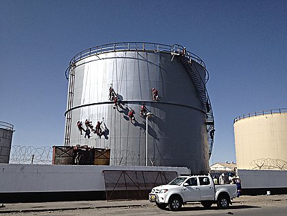 Oil / water tank with rope-access crew